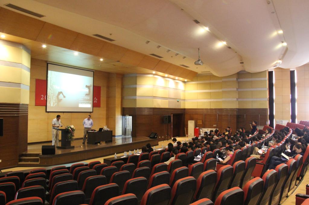 美国语言学者项目在69堂
举行