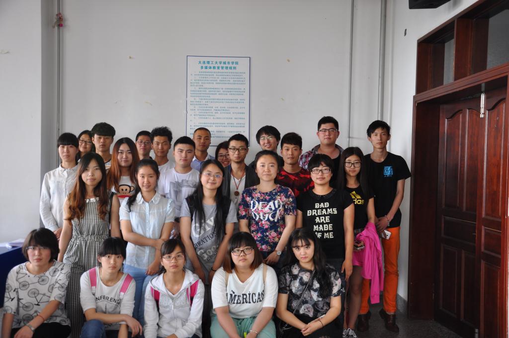 参加公益活动后合影留念