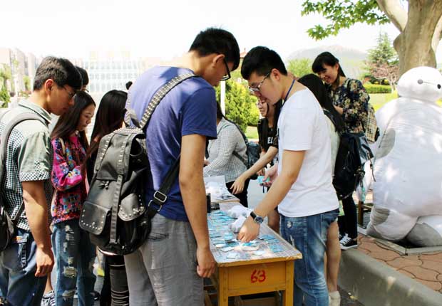 同学们积极参与心理健康日现场宣传活动