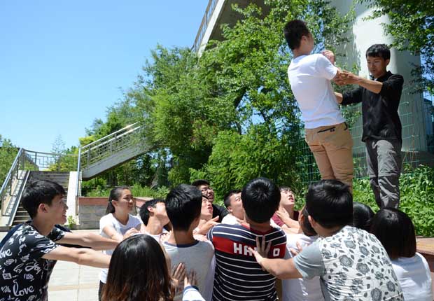 心理游戏“信任背摔”