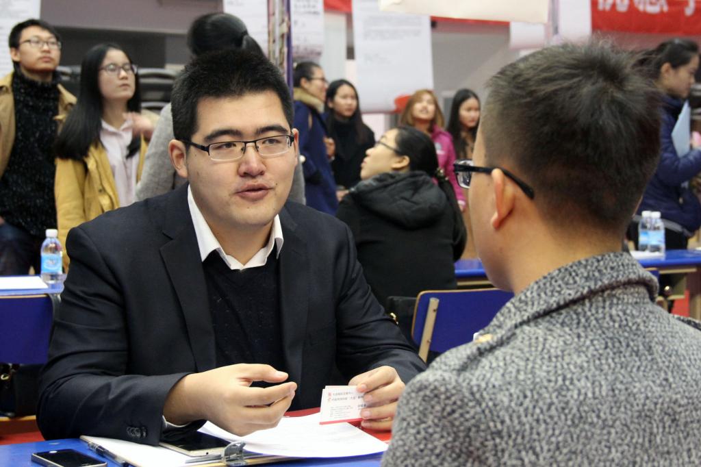 姜腾在面试2016届毕业生