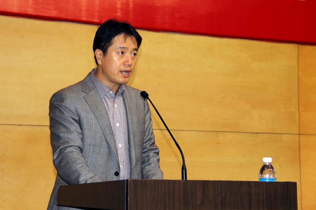 杨斌副院长宣读学院决定和获奖集体及获奖个人名单