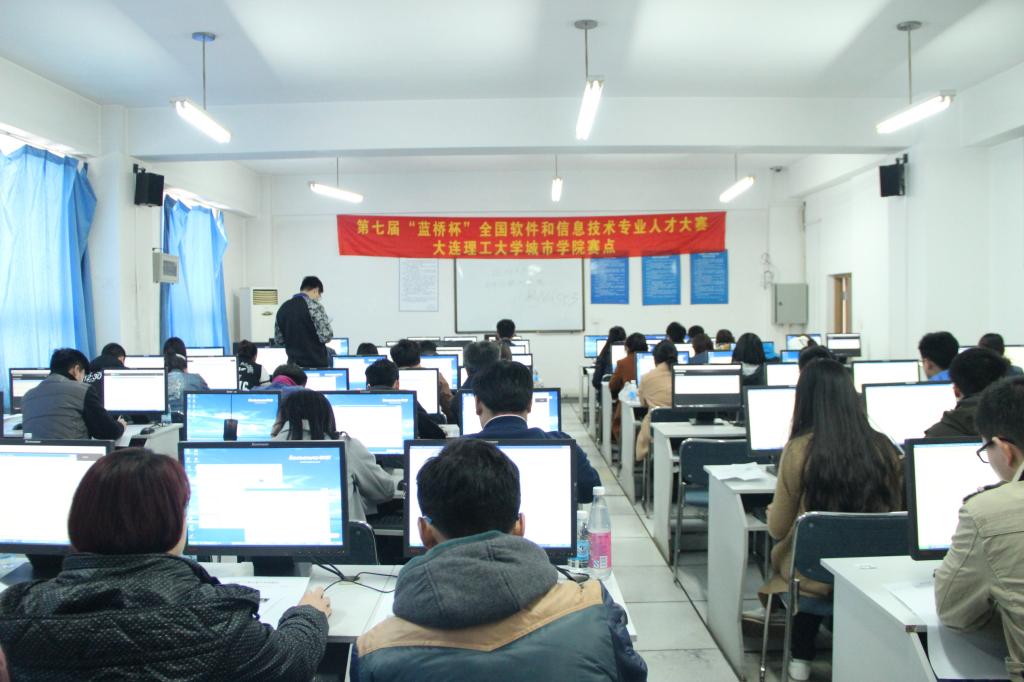 参赛的同学认真答题