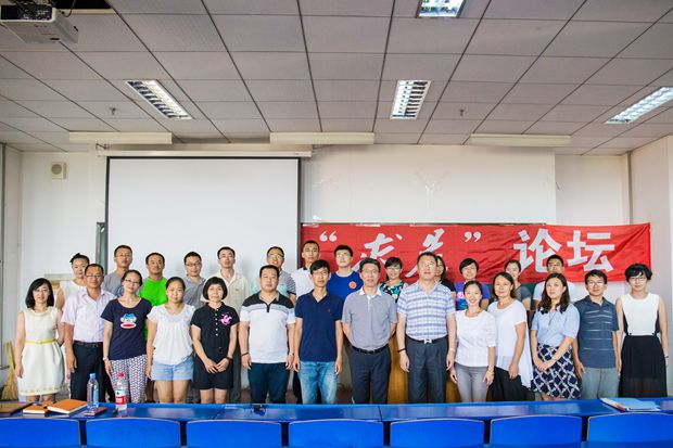 参会教师与关岿然先生合影留念