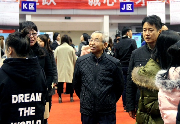 学院领导视察双选会现场