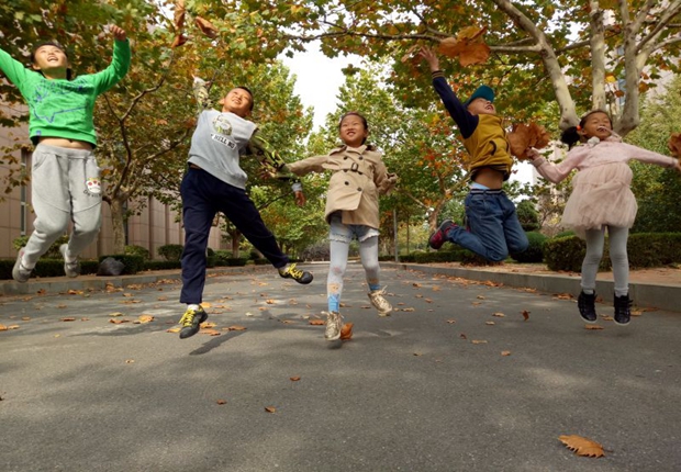 小朋友们参加69堂
“校园嘉年华”活动