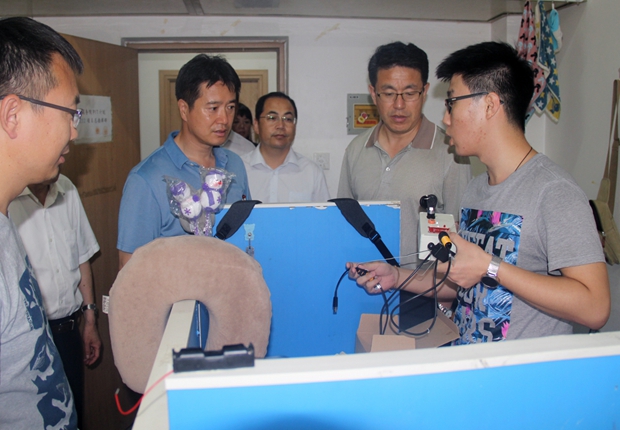 学生向督导组专家介绍作品