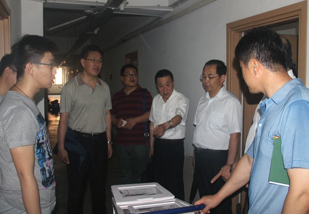 专家实地查看创新实践基地