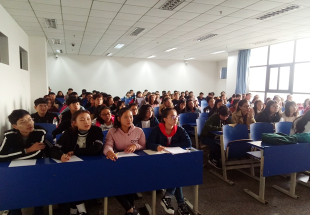 英语角吸引了众多同学