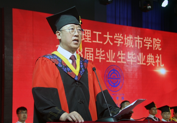 郭玉铸书记宣读优秀毕业生名单