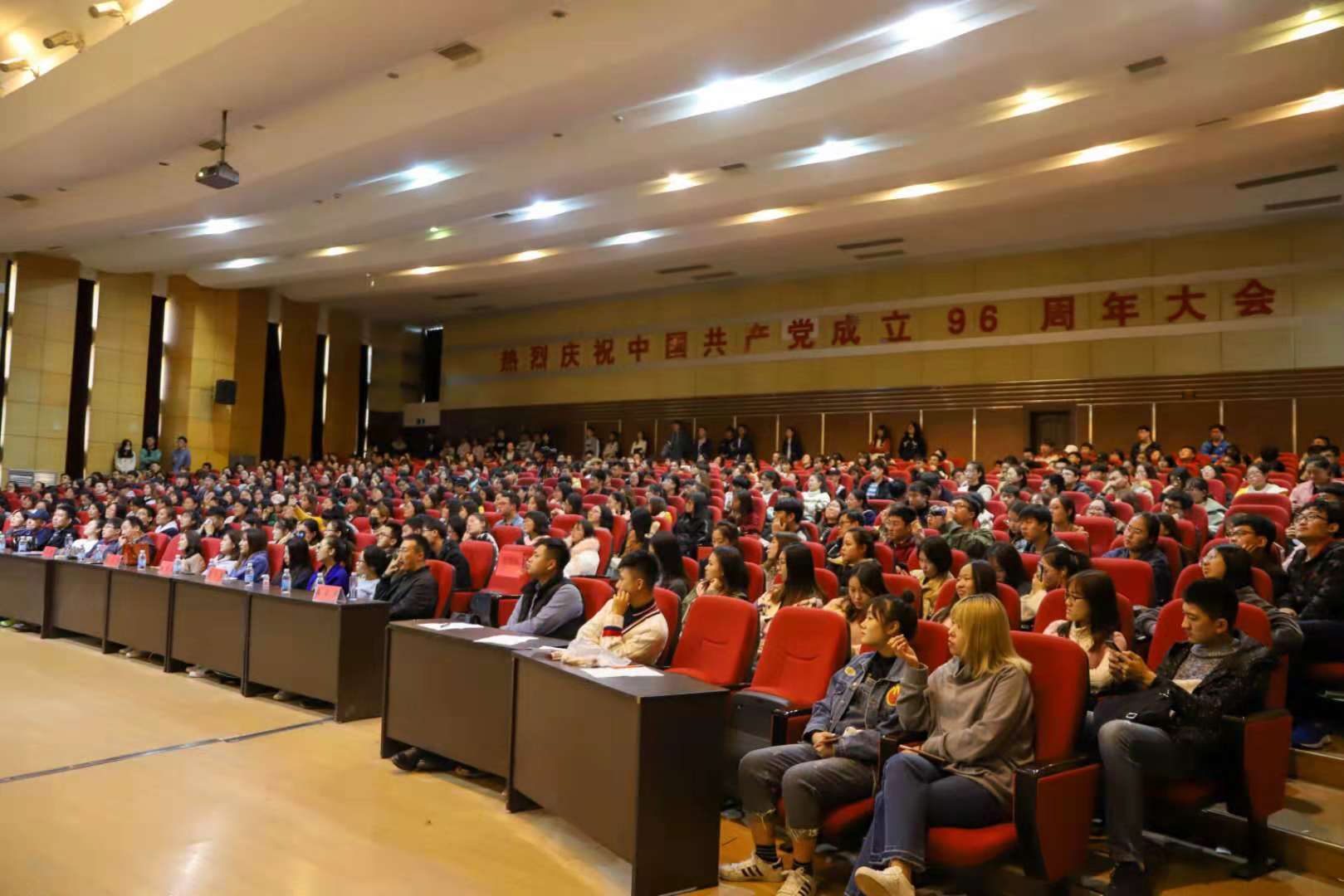 同学们认真聆听