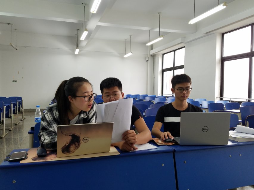 同学们正在答题